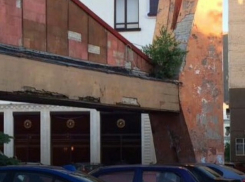 Облезлая штукатурка и старые стены за новым красивым фасадом кинотеатра «Салют» возмутили жителей Ставрополя