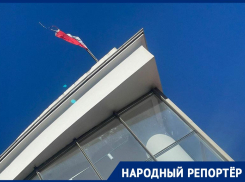 Потрепанный триколор в День флага России на здании возмутил жителей Кисловодска 