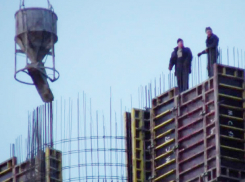 Один мужчина погиб, а второй останется инвалидом из-за упавшей на них  ступени на стройке в Ставропольском крае