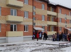 Жители аварийного дома получили ключи от 23 новых квартир на Ставрополье
