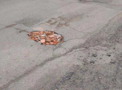 Ямы в сельской дороге ремонтируют битыми кирпичами на Ставрополье