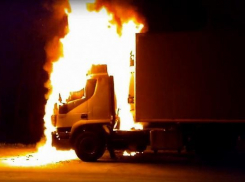 Очевидцы сняли на видео пылающую фуру с мукой на ставропольской трассе