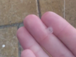 Неожиданно обрушившийся мелкий град в центре Ставрополя попал на видео 