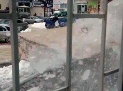 Ледяные глыбы повредили автомобиль в Ставрополе