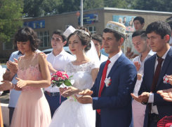Оригинальная татарская свадьба с «топтанием подушки» прошла в ЗАГСе Ставрополья