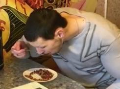 «Руки-базуки» рассказал о своей тяге к кошачьей еде 