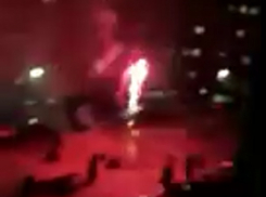 Ярким фейерверком начали отмечать наступающий Новый год жители во дворе Ставрополя