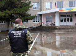Школьница стащила банковские карты своего учителя на Ставрополье