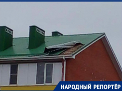 Почти месяц жители дома на улице Гоголя в Михайловске сидят с оторванной из-за урагана крышей 
