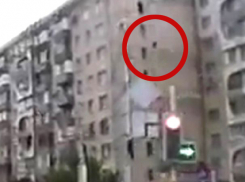 Появилось видео падения 24-летнего мужчины из окна многоэтажки в Ставрополе