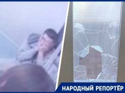 Выбил стекло, бил лифт и лежал на полу: ставрополец попал в камеры наблюдения подъезда — видео