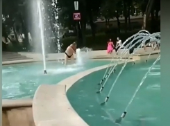 Впавший в детство мужчина полез в фонтан Пятигорска в одних трусах и попал на видео