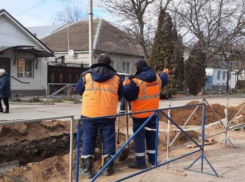 В центре Буденновска аварийные чугунные трубы меняют на долговечный полиэтилен