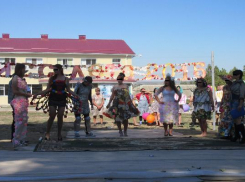 Заключенная в платье из шоколадных оберток завоевала титул «Мисс Лето» на Ставрополье