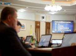 На рост окладов в думе и правительстве Ставрополья спустят 300 миллионов рублей