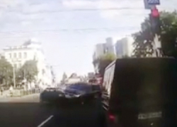 Мощный таран с опрокидыванием "Киа" на перекрестке в центре Ставрополя попал на видео 