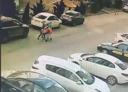 В Ставрополе две женщины избили пенсионерку на глазах у ребенка