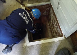 Провалившегося в подвал пенсионера пришлось доставать спасателям на Ставрополье 