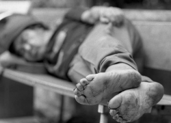 Бездомный украл золотую цепочку у женщины, пригласившей его в гости