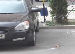 Странный жилец «Перспективного» целый день кидал картошку с балкона и разбил «Хендай» в Ставрополе