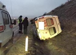 На трассе под Минводами перевернулась машина скорой помощи