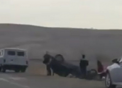 Девушка врезалась в ограждение и перевернула иномарку под Ставрополем