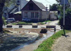 На Краснофлотской перекрыли движение из-за потопа на проезжей части в Ставрополе
