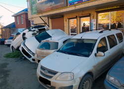 Иномарка врубилась в три припаркованные машины в Ставрополе