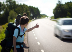 Путешественника из Санкт-Петербурга обокрали, когда он автостопом добирался домой