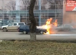Попавшая в ДТП иномарка вспыхнула и сгорела в центре Пятигорске 