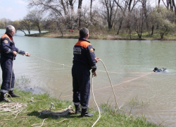 На КМВ спасатели достали утопленника из реки