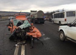 В лобовом столкновении "Тойоты-Марк" с рейсовым автобусом Минводы - Пятигорск пострадали дети