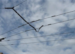 Провод троллейбусной сети повредил несколько автомобилей в Ставрополе