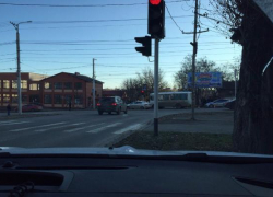 Иномарка и маршрутный автобус столкнулись в Ставрополе