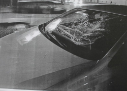 Неадекватный прохожий без причины разнес чужую иномарку на Ставрополье