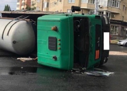 В центре Ставрополя перевернулся грузовик