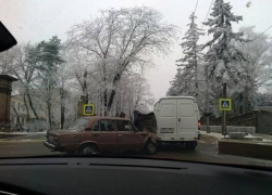 Отечественный ВАЗ лишился капота после столкновения с "Газелью" в центре Ставрополя 