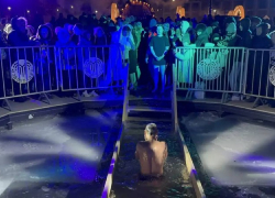 Более 2000 человек участвовали в крещенских купаниях на Старом озере Кисловодска