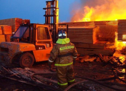 Пожар на складе деревообрабатывающего цеха заметили очевидцы в Ставрополе