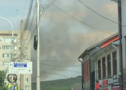 Появилось видео с крупным пожаром в районе дач на Чапаевке в Ставрополе 