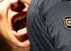 Пьяницу арестовали за оскорбление полицейских