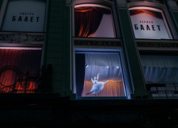 Балет без билета: в витринах исторического здания три майских дня показывали танцевальный перфоманс