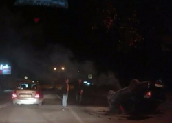 Из-за случайной гонки двух автомобилей один перевернулся и загорелся в Пятигорске