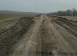 По разбитой дороге невозможно заехать в село на Ставрополье 