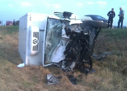 Грузовик «вылетел» в кювет и перевернулся после столкновения с трактором под Пятигорском 