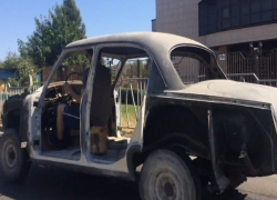 Советский ретромобиль без окон и дверей разъезжает по улицам Ставрополя