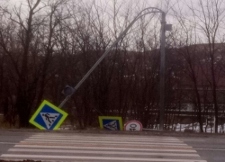 Ураганный ветер сметает обшивку с домов, дорожные знаки и деревья в Ставрополе