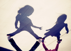 Сестры из Буденновска попали под машину, переходив дорогу в неположенном месте