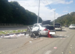 В Ставрополе врезавшегося в столб водителя госпитализировали с переломами ног