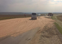 Прицеп с зерном перевернулся на ставропольской трассе